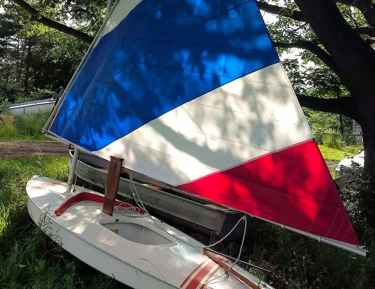 Vintage-Sunfish-Sailboat-gear-patrol