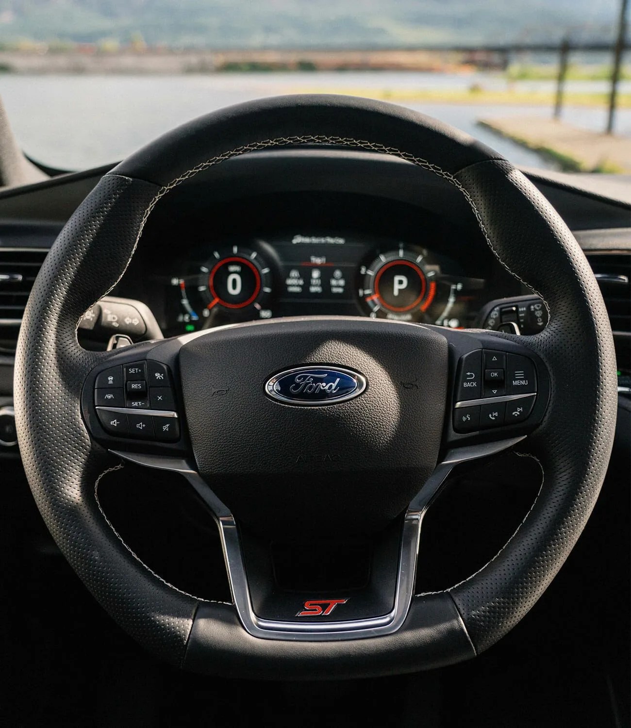 2020-Ford-Explorer-Review-gear-patrol-ambiance-1