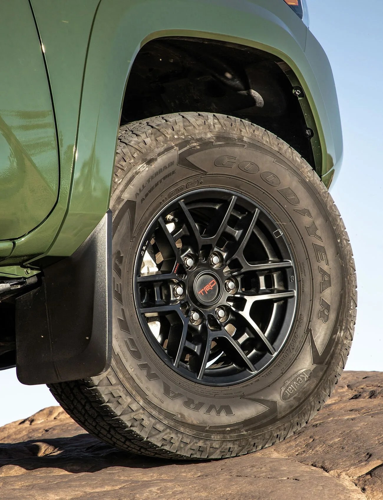 Toyota-4Runner-Tacoma-TRD-Pro-2020-gear-patrol-ambiance-2