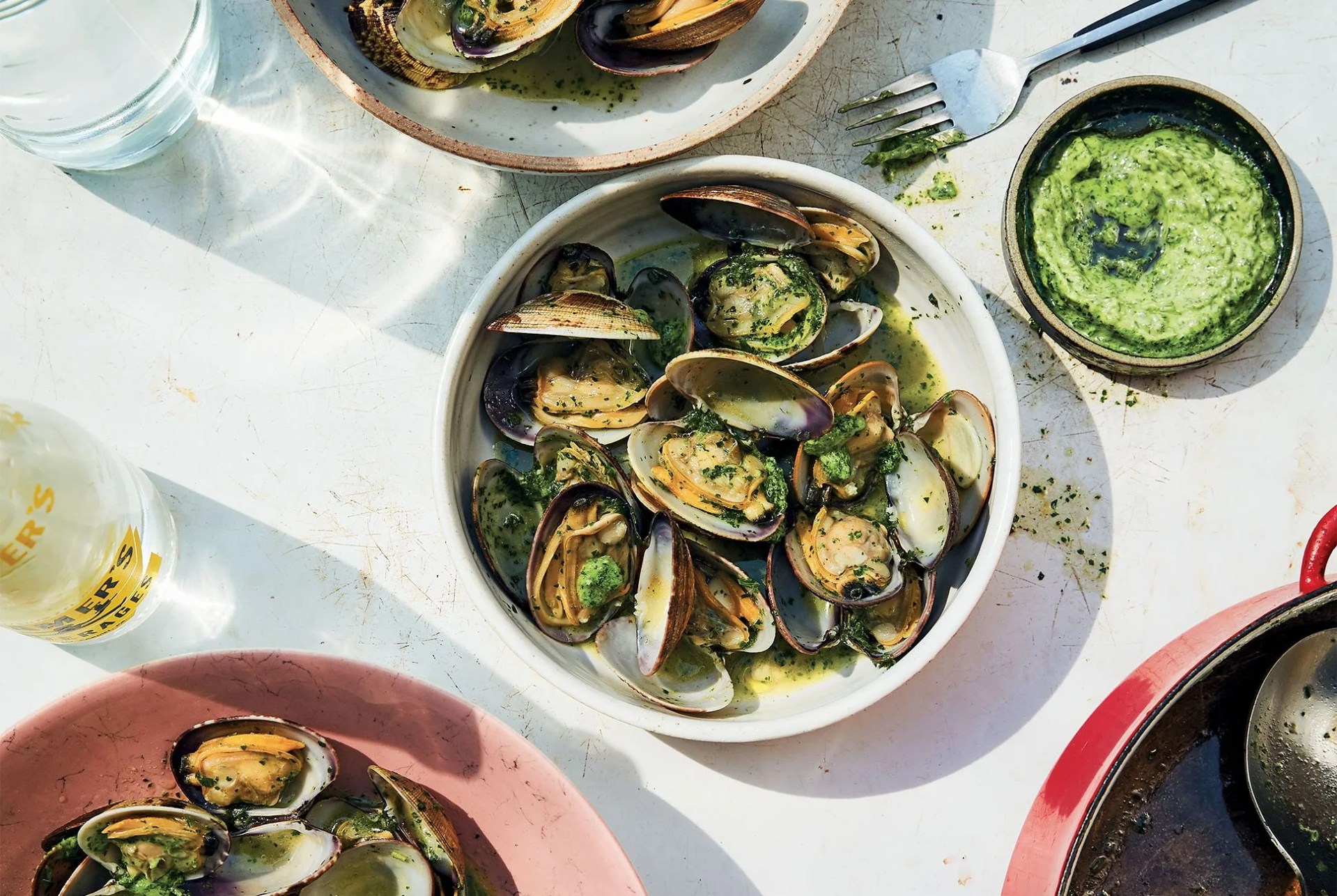 clams-recipe-gear-patrol-full-lead