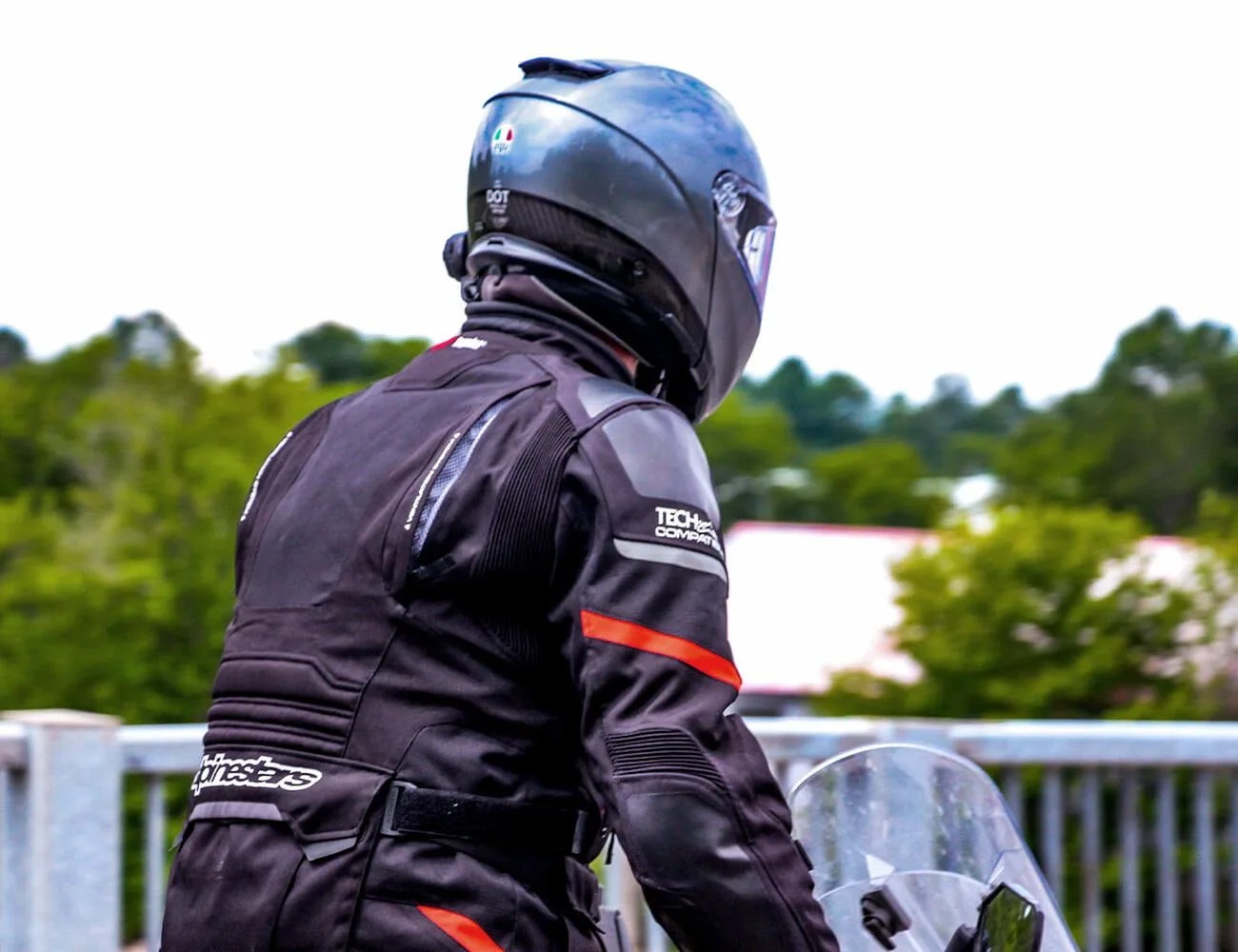 Alpinestars-Tech-Air-vs-Dainese-D-Air-gear-patrol-ambience-2