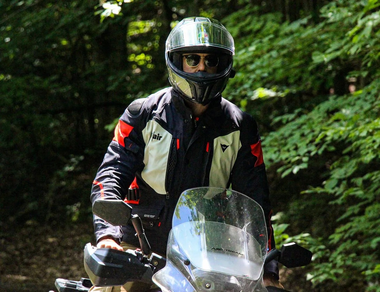 Alpinestars-Tech-Air-vs-Dainese-D-Air-gear-patrol-ambience-3