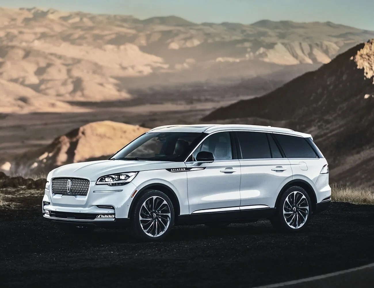 Fall-Leaf-Peeping-Lincoln-Aviator-gear-patrol