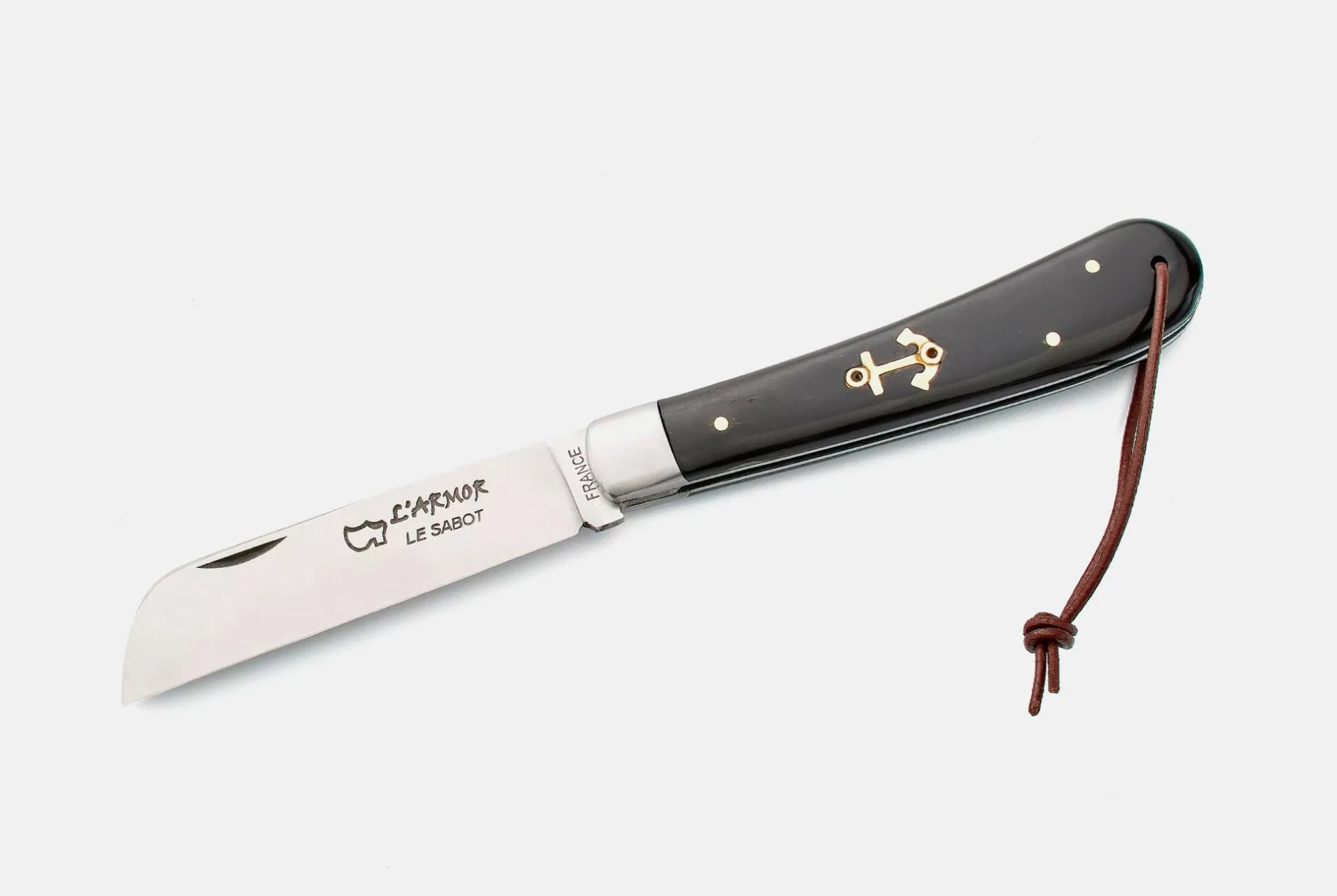Larmor-knife-Gear-Patrol-lead-full