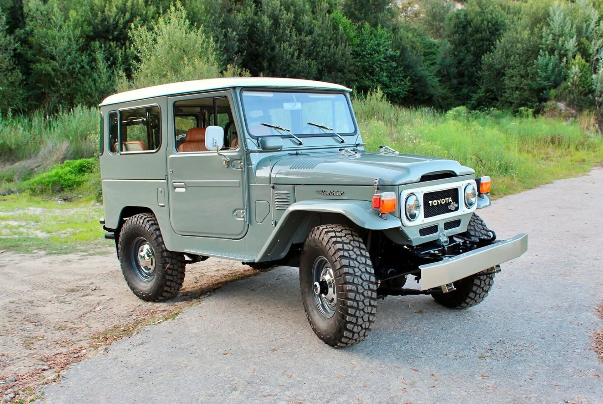 1977-Toyota-Land-Cruiser-FJ40-gear-patrol-slide-01