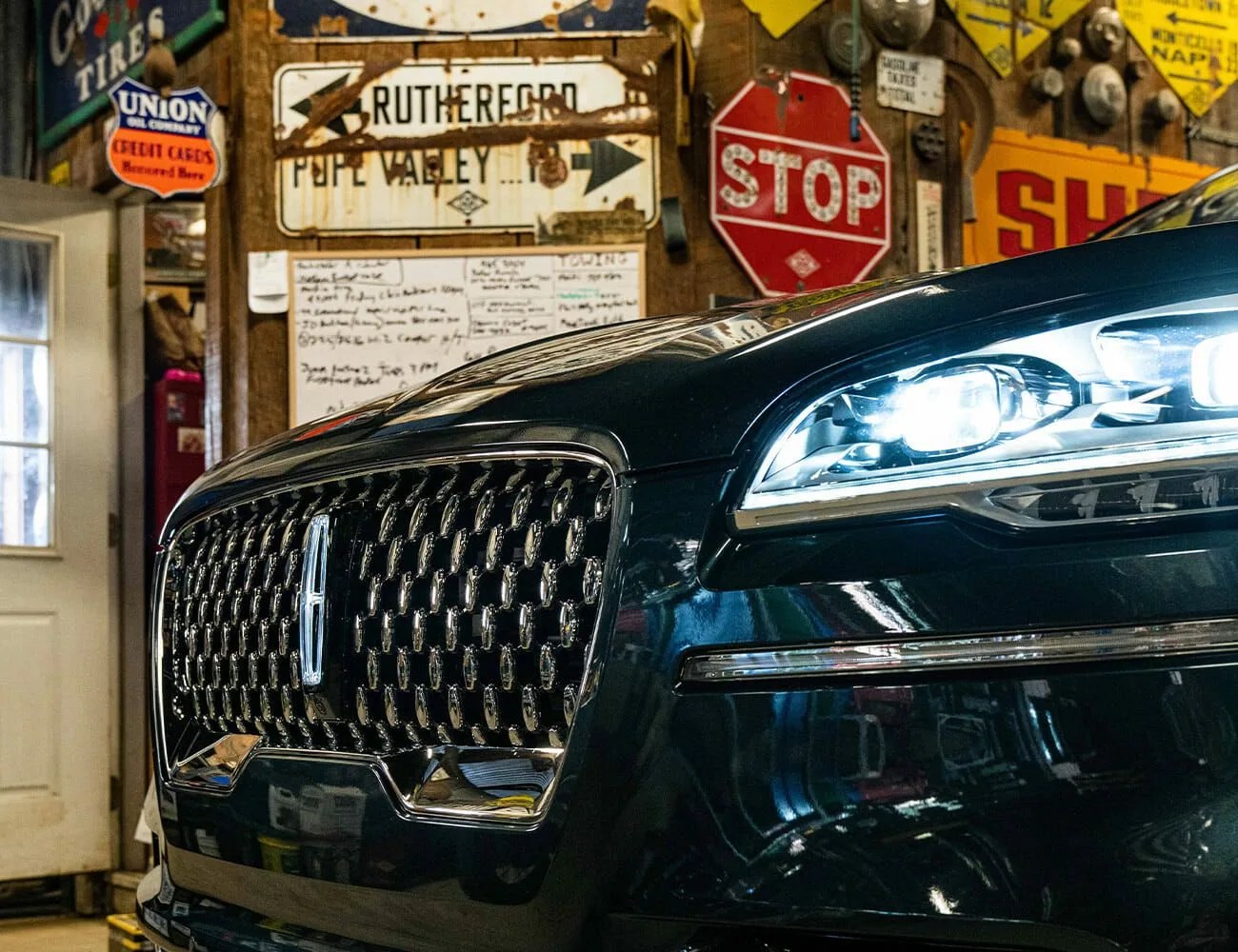 2020-Lincoln-Aviator-Review-gear-patrol-ambience-1