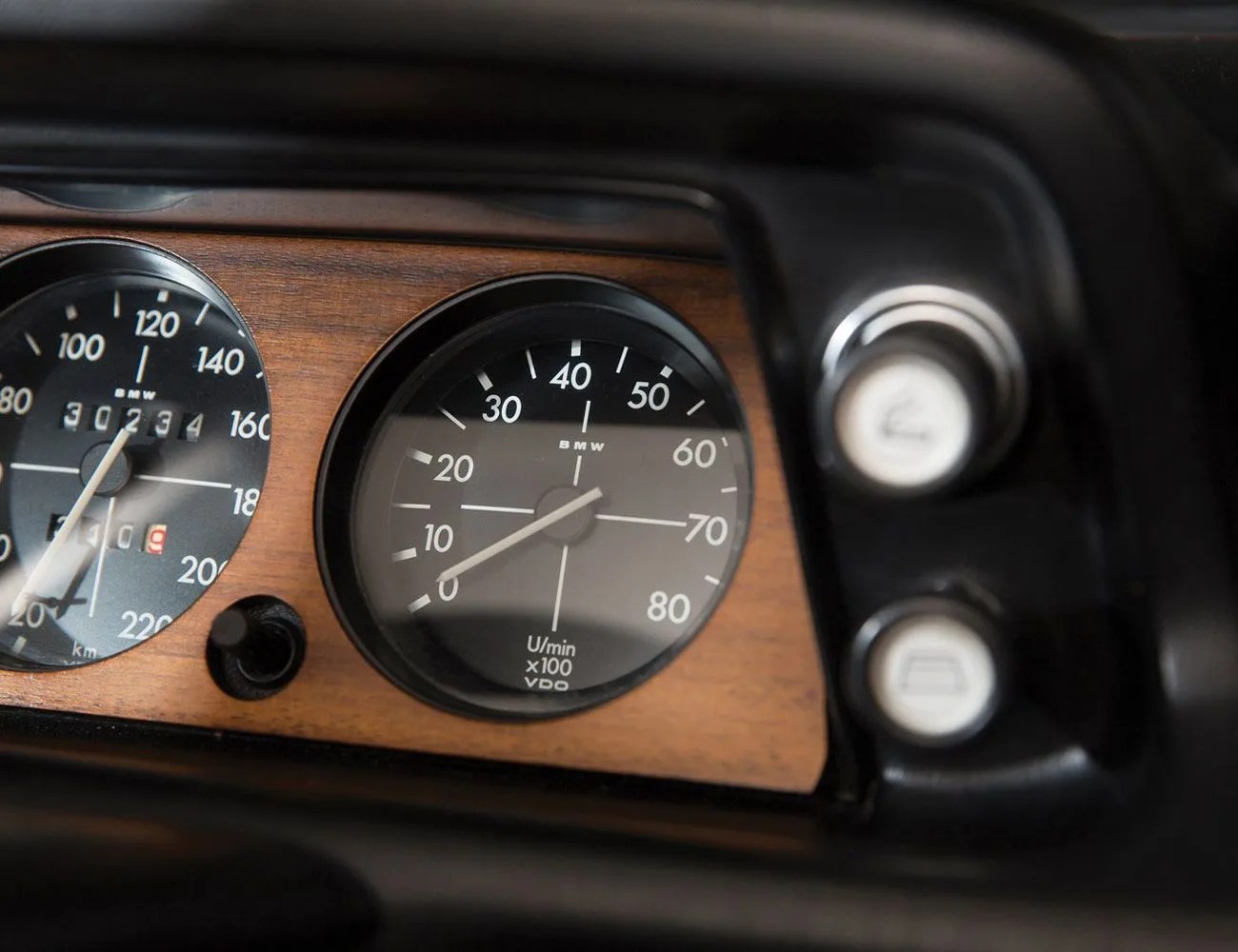 Best-Gauges-Gear-Patrol-BMW-2002.jpg