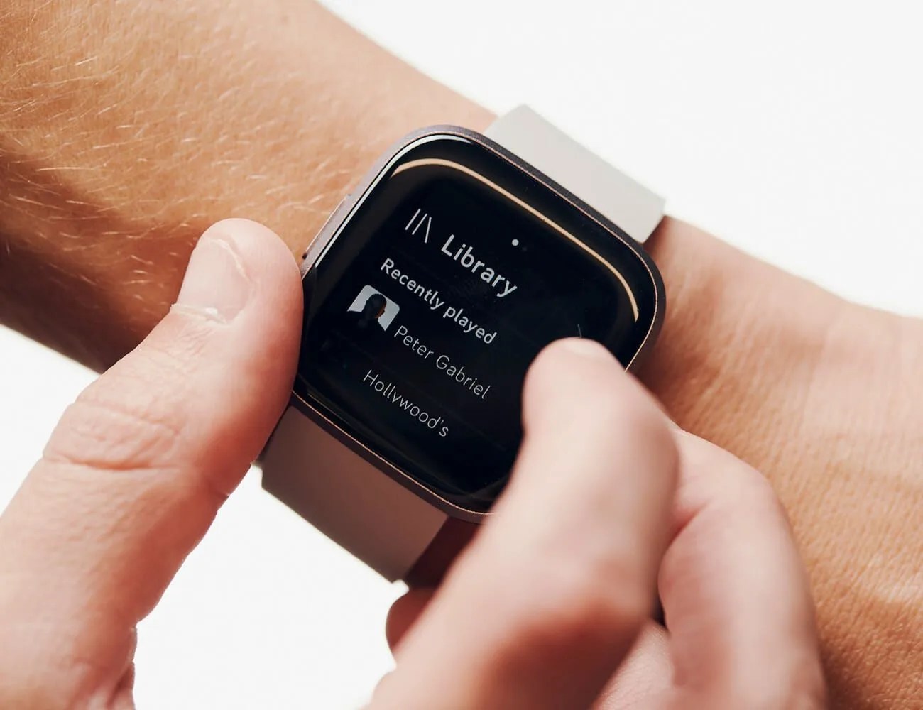 Fitbit-Versa-Gear-Patrol-Ambiance-1