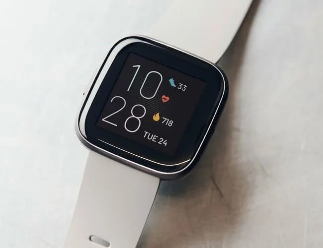 Fitbit-Versa-Gear-Patrol-Lead-Featured