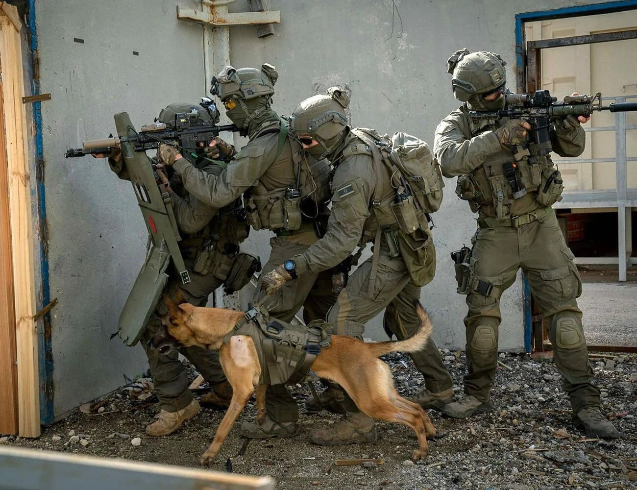 Rugged-Watch-for-an-Elite-Unit-gear-patrol-ambience-1