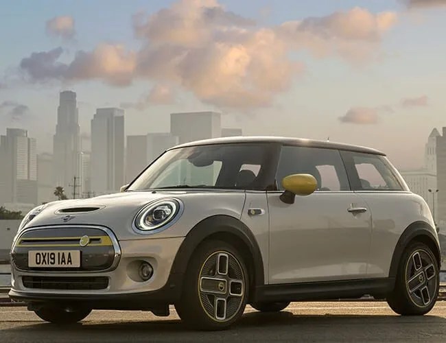2020-Mini-Cooper-SE-gear-patrol-feature