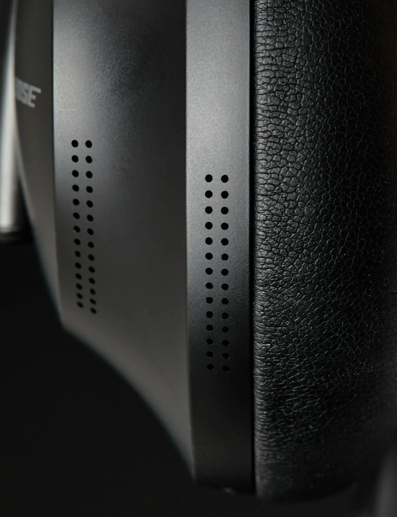 Bose-Headphones-700-Gear-Patrol-Ambiance-1