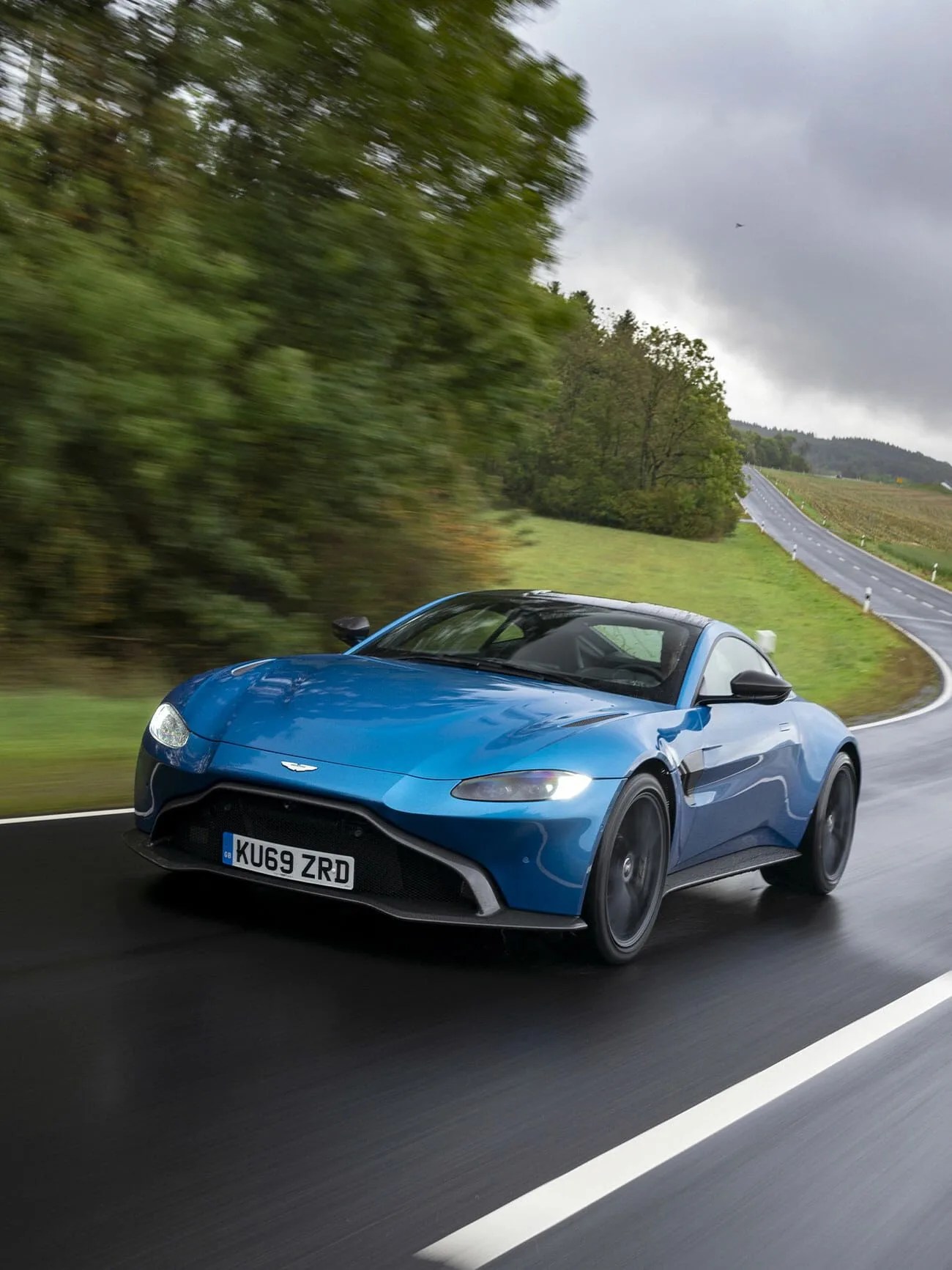Aston-Vantage-Gear-Patrol-inline-1