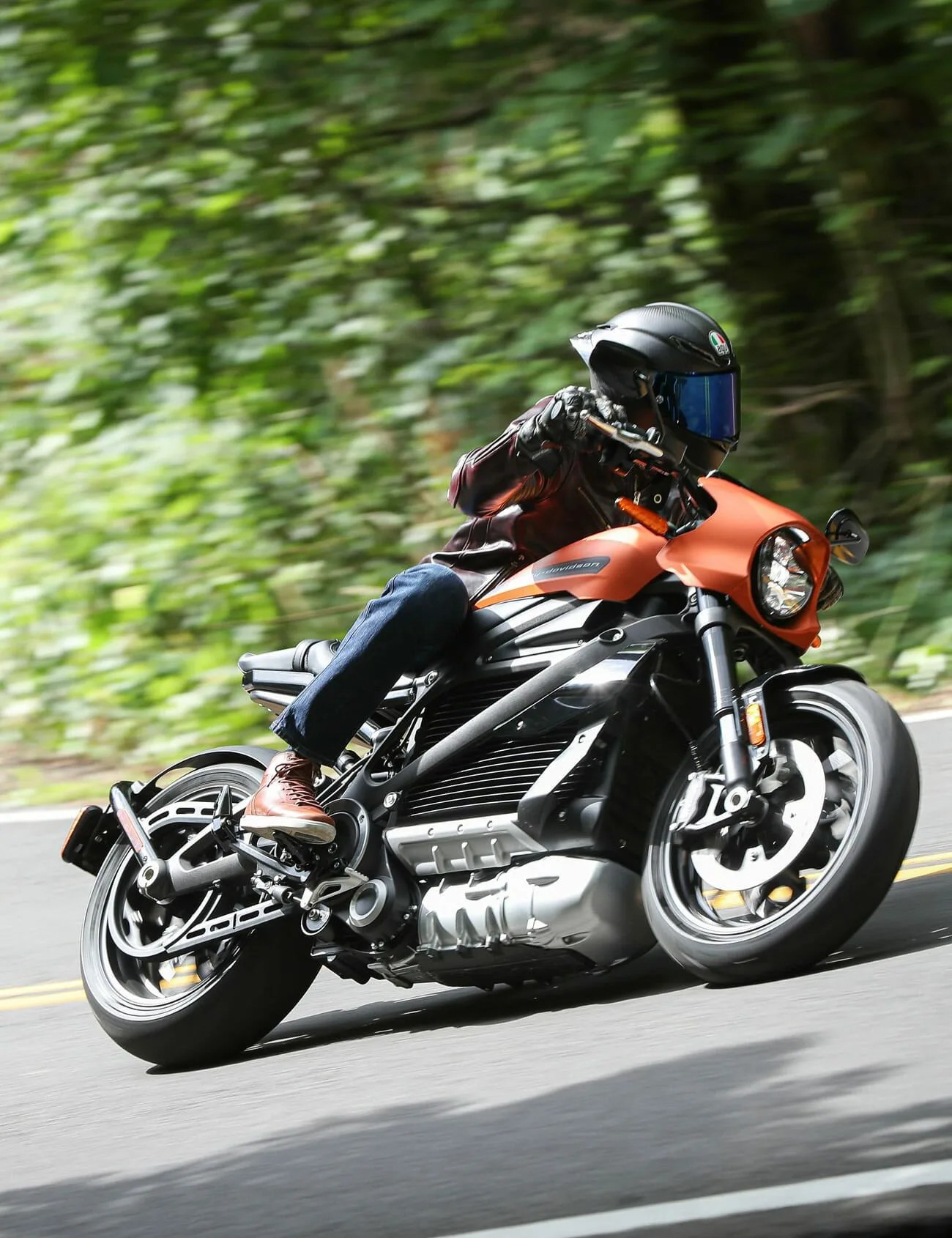 Harley-Livewire-Gear-Patrol-Riding-650