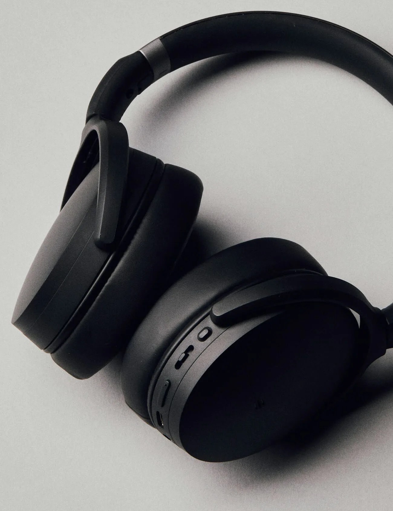 Sennheiser-450BT-Gear-Patrol-Ambiance