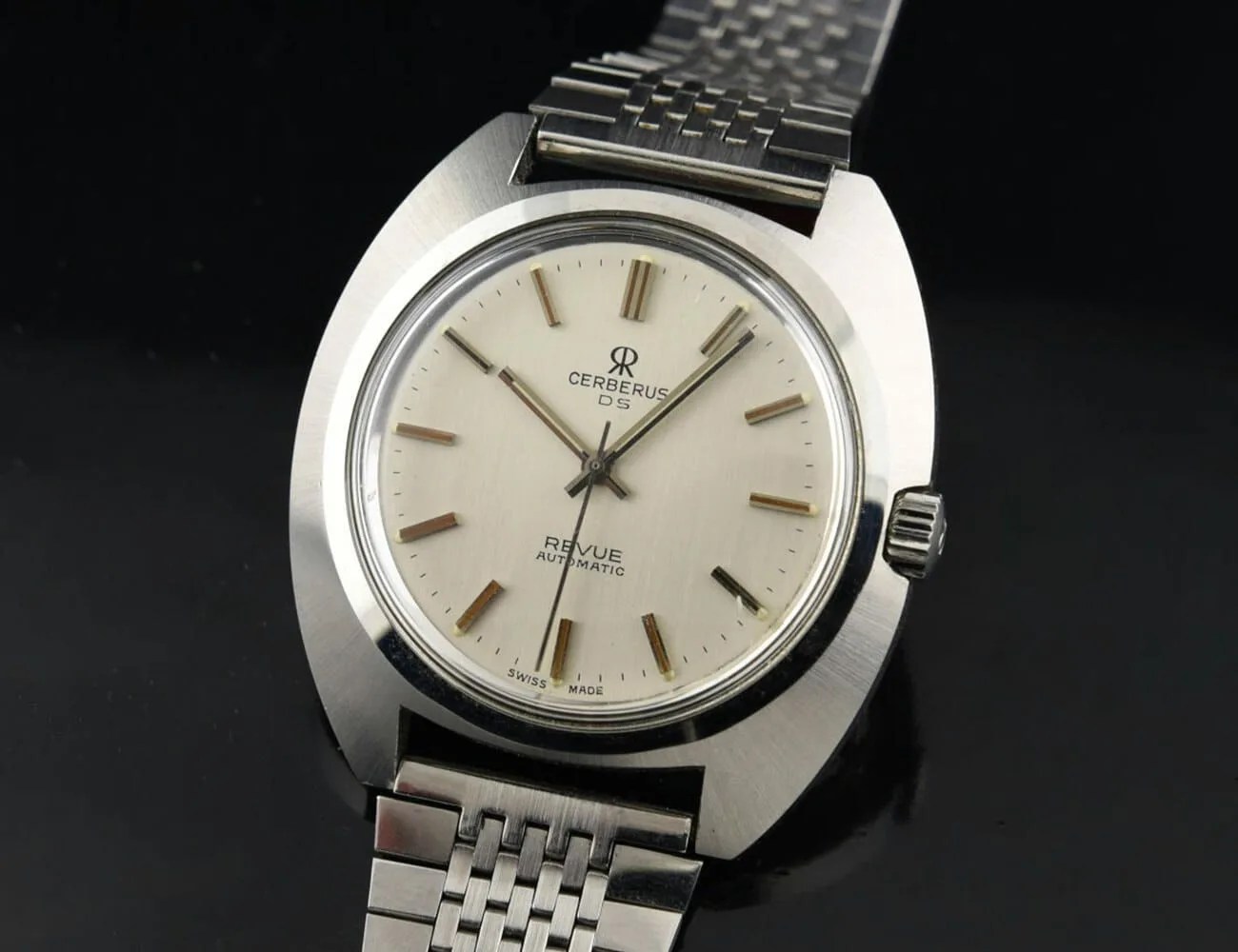 Found-1957-Hamilton-Ventura-gear-patrol-Cerberus-DS-Revue-Thommen