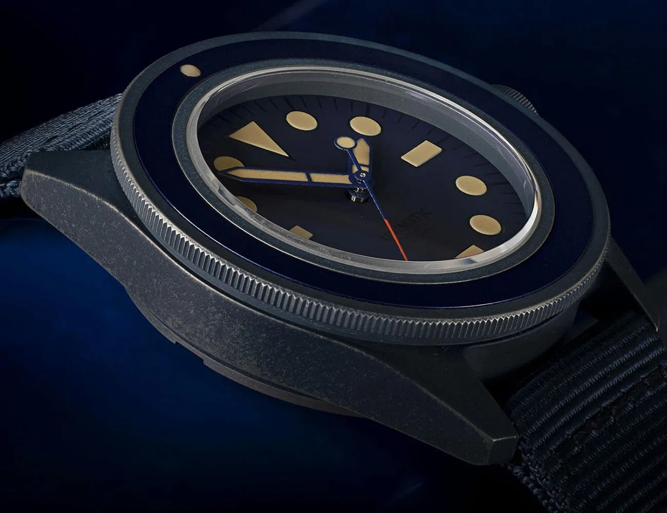 Minimalist-Italian-Watch-Company-Unimatic-gear-patrol-ambience-3