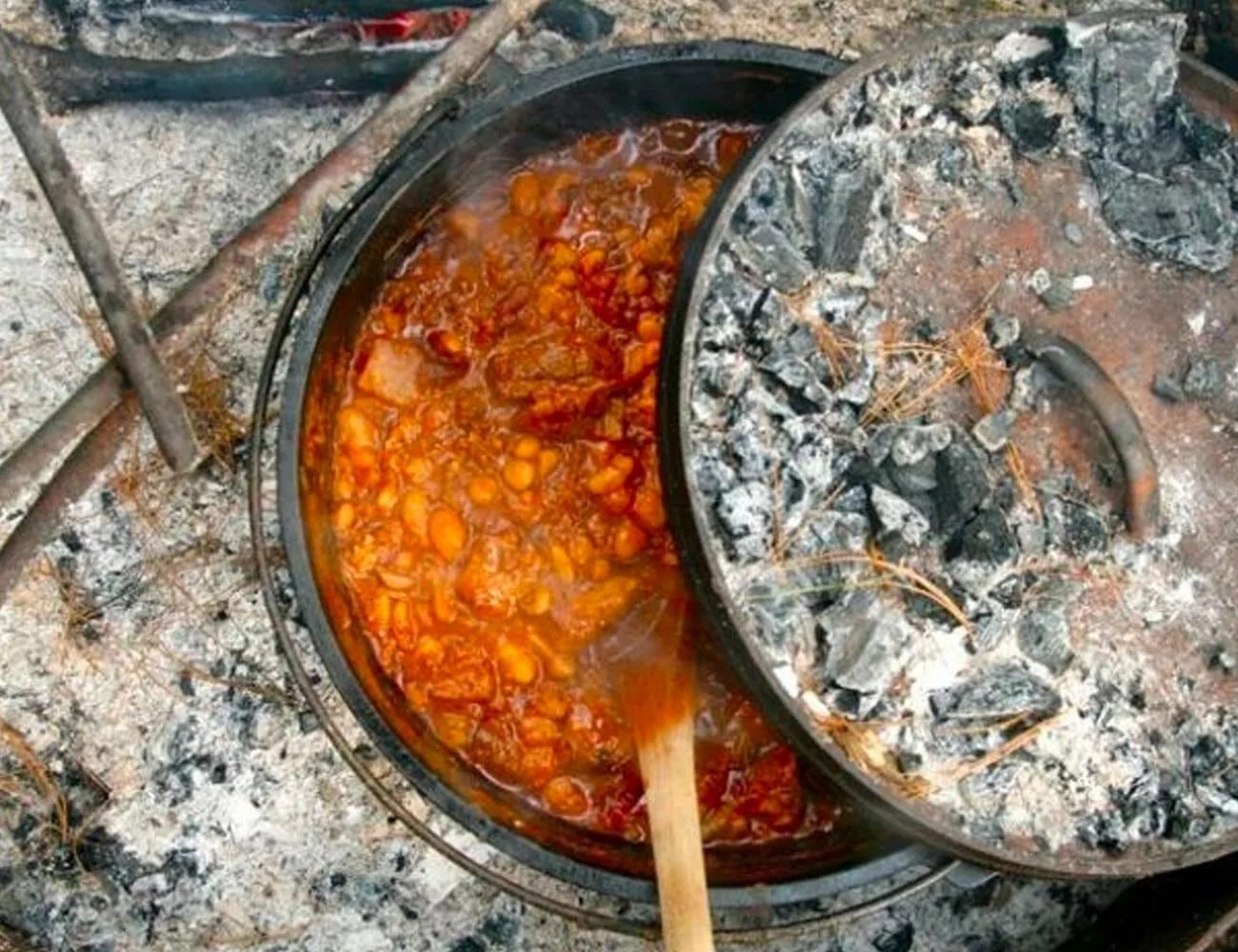 20-Dutch-Oven-Recipes-Gear-Patrol-Chili
