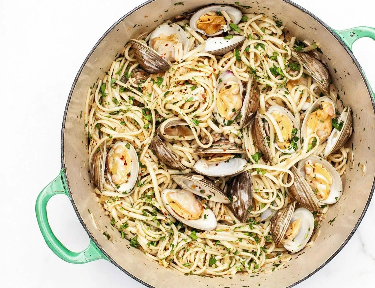 20-Dutch-Oven-Recipes-Gear-Patrol-Linguine-And-Clams