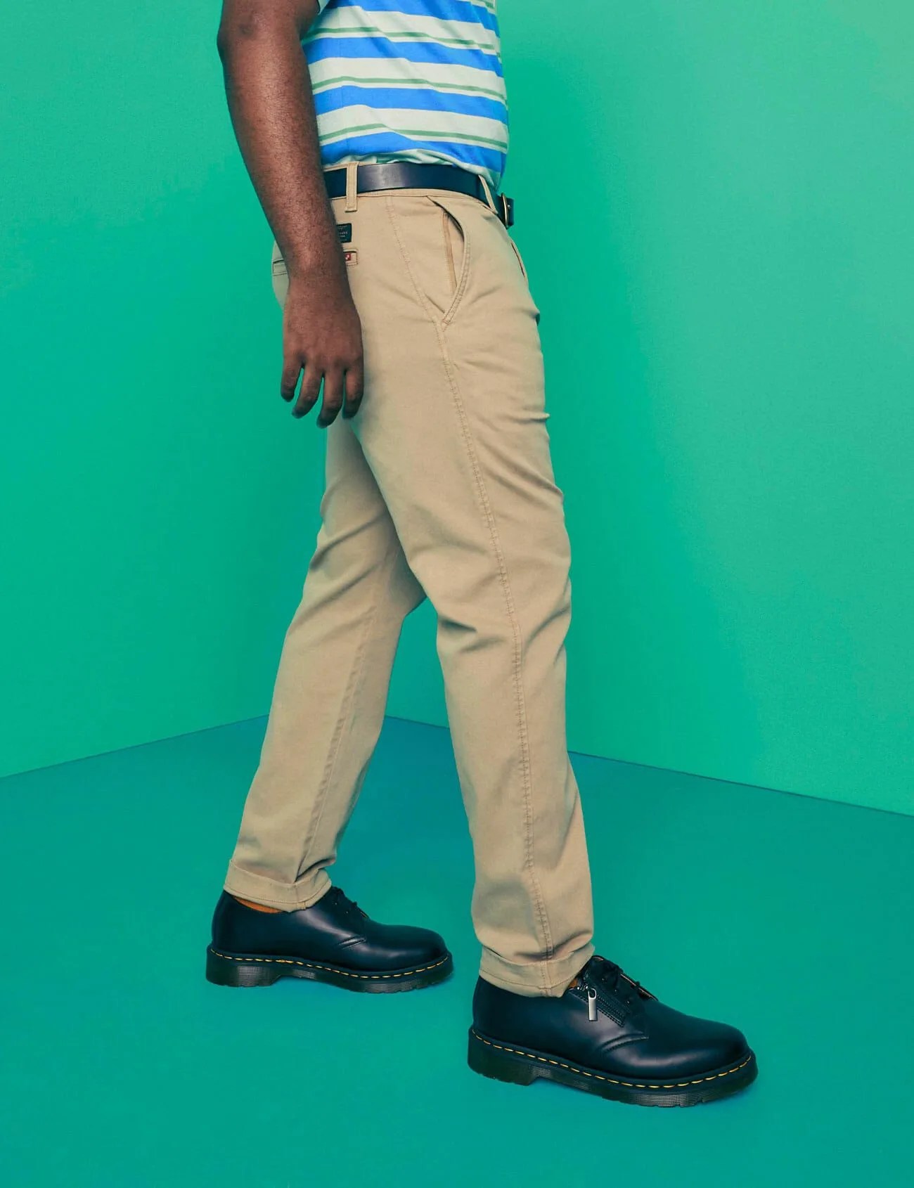 Levis-Chino-Gear-Patrol-Ambiance-2