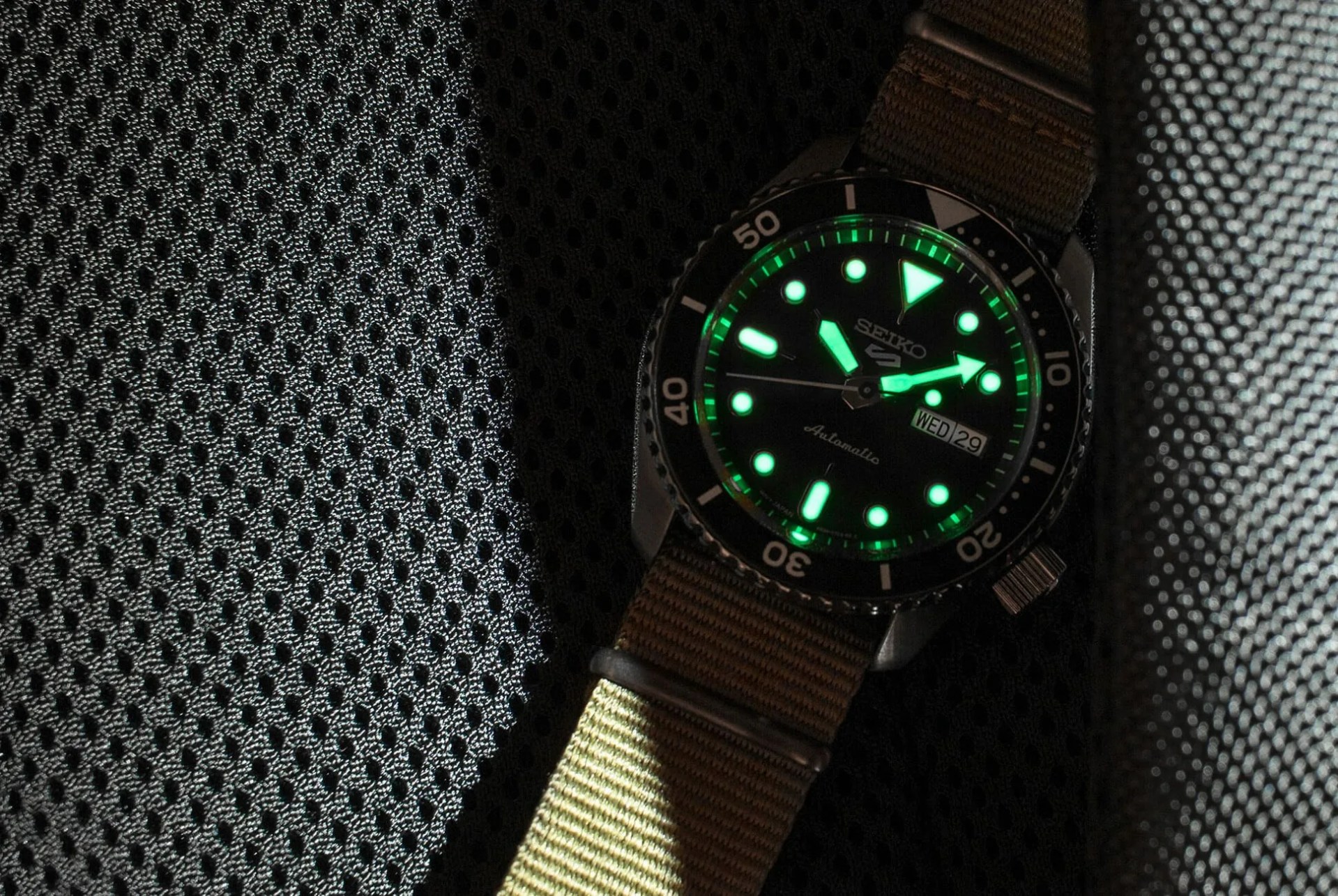 seiko 5 sports watch lume