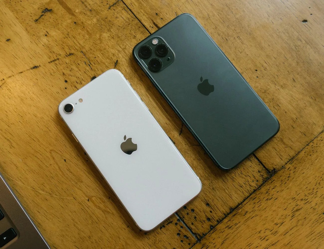 iPhone-SE-Hands-On-Gear-Patrol-Ambiance-1