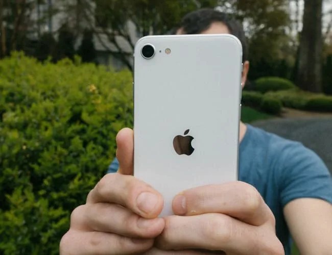 iPhone-SE-Hands-On-Gear-Patrol-Lead-Featured