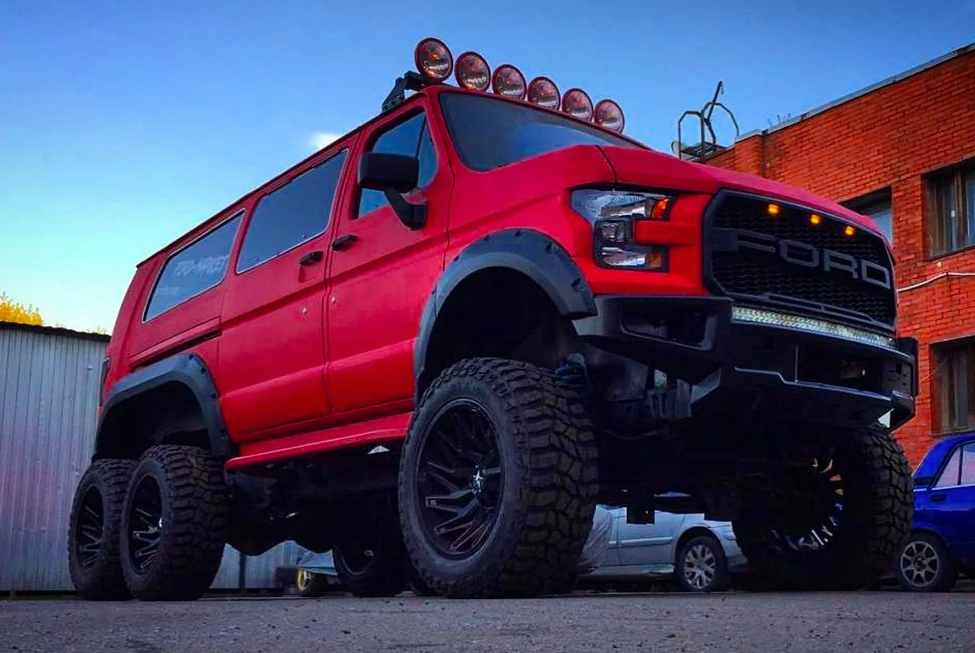 Ford-Raptor-6×6-Van-gear-patrol-lead-full