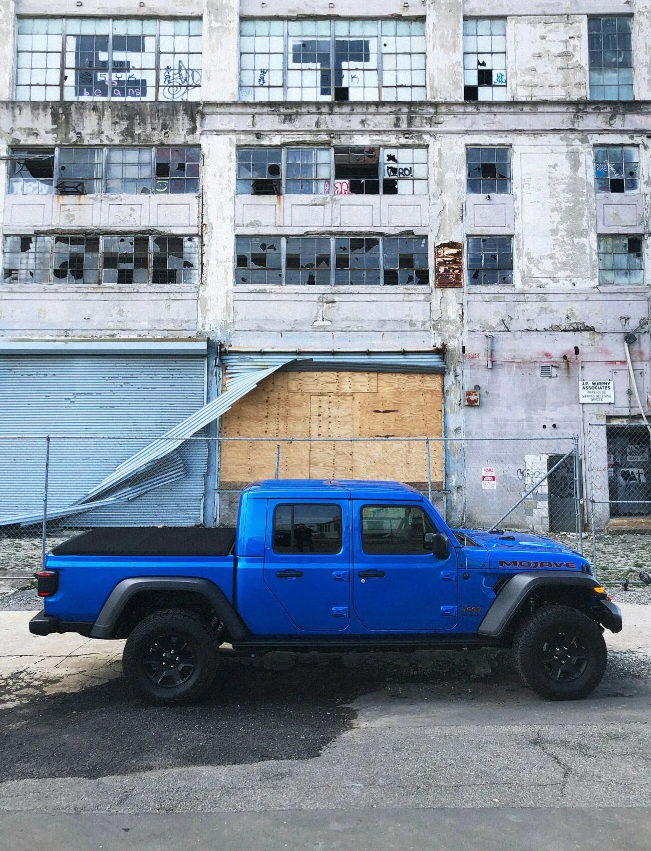 Jeep-Gladiator-Mohave-Review-gear-patrol-ambiance-2