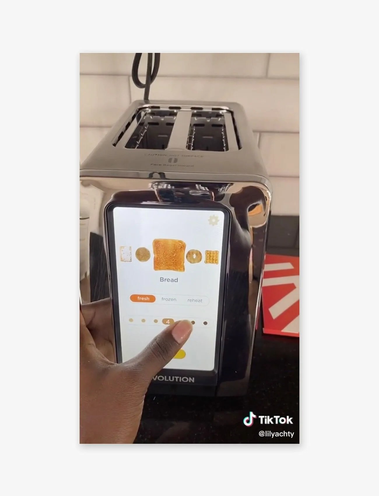 Revolution-R180-Toaster-gear-patrol-ambiance