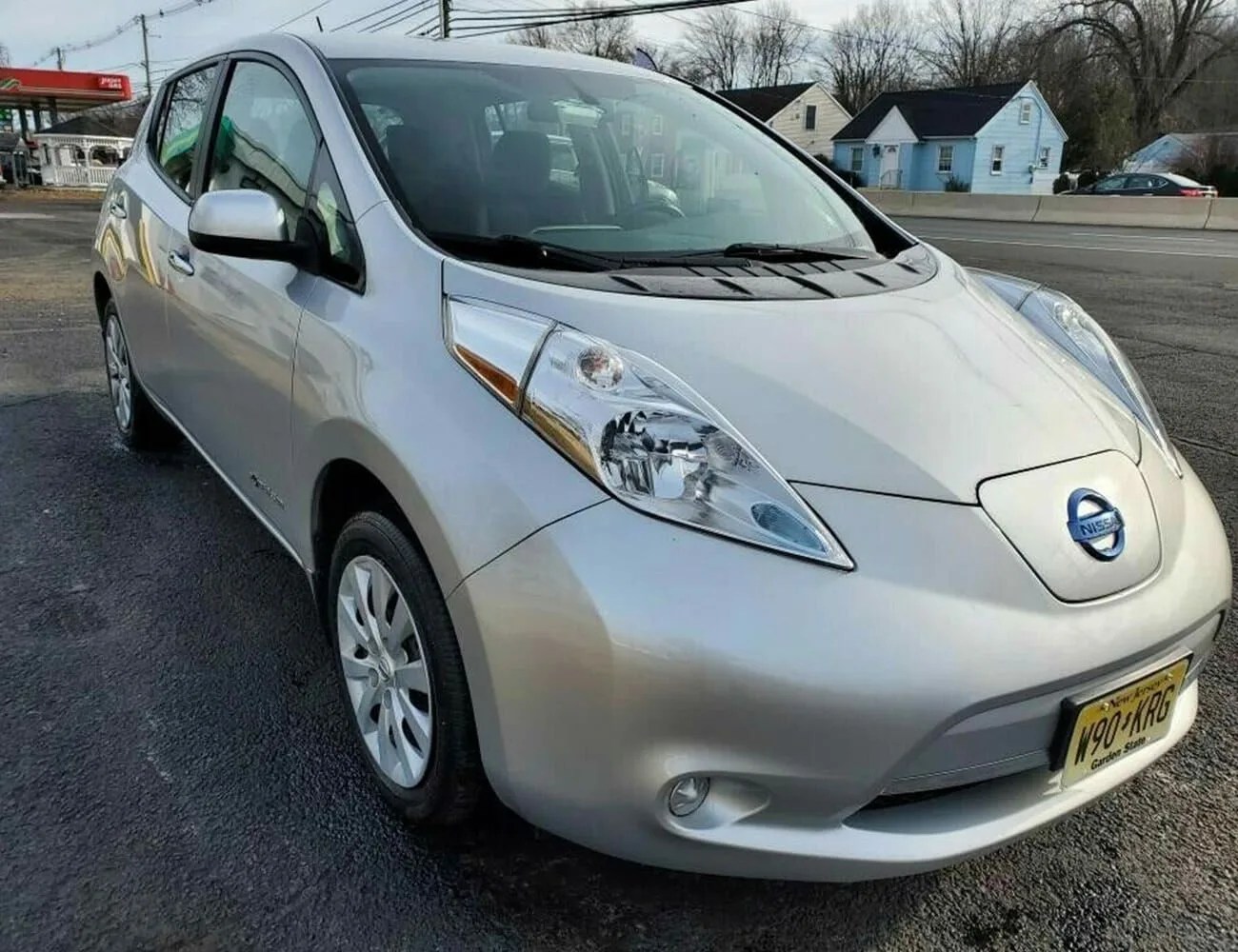 Best-Used-Car-Bargains-gear-patrol-Nissan-Leaf-2015