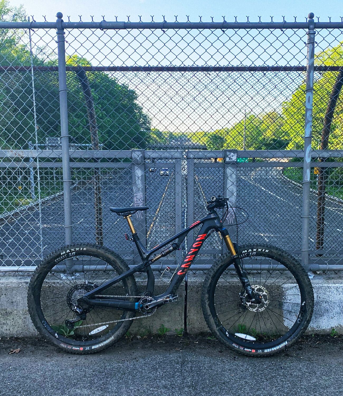 Canyon-Neuron-SLX-gear-patrol-ambiance-1