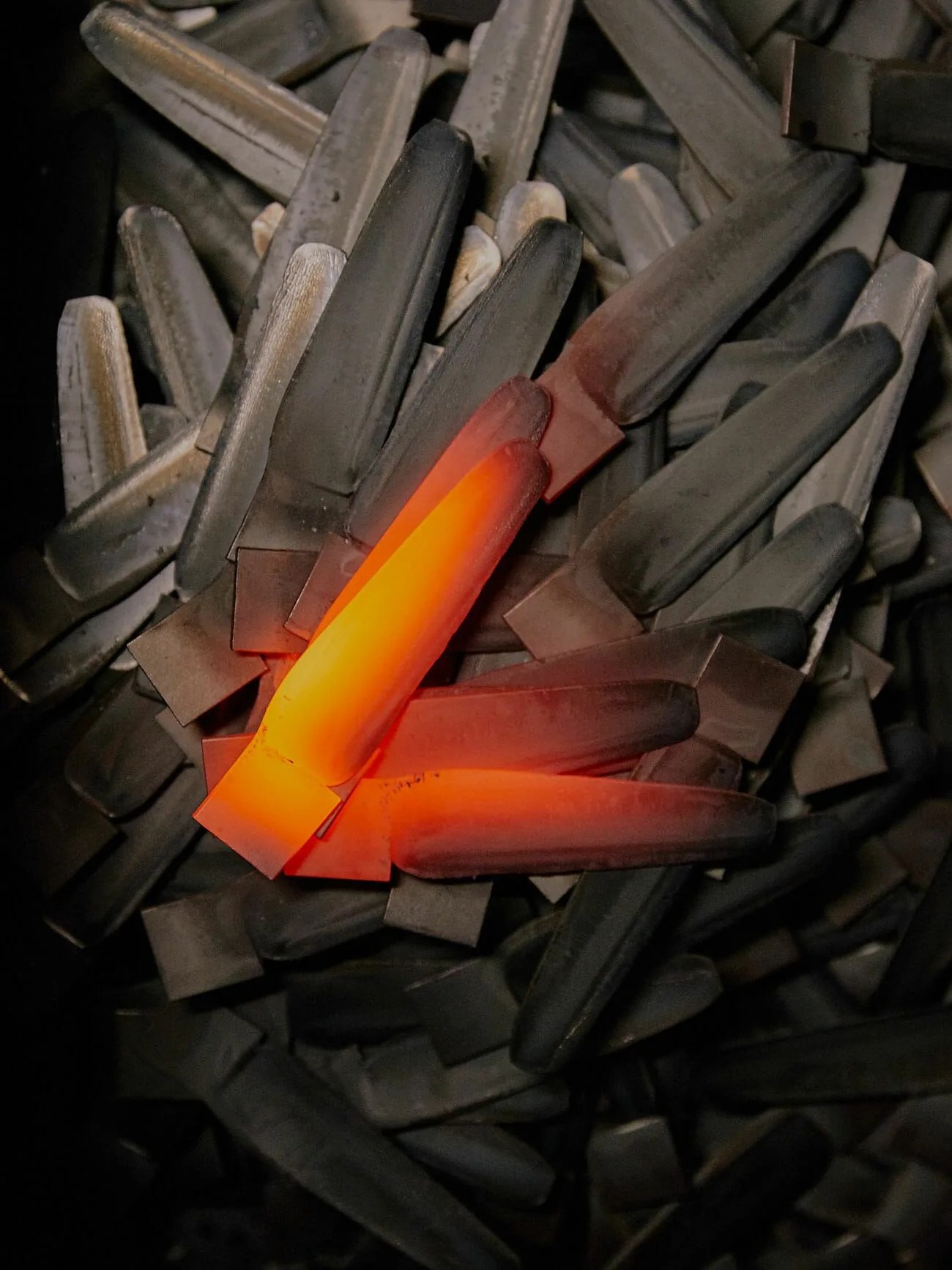 Laguiole-M2W-Gear-Patrol-knives-glowing