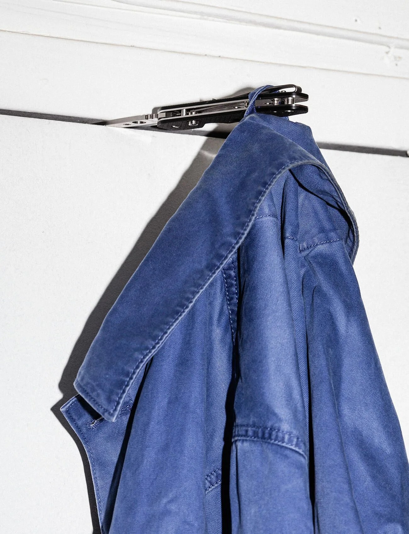 Use-Knife-as-Coat-Hook-gear-patrol-ambiance