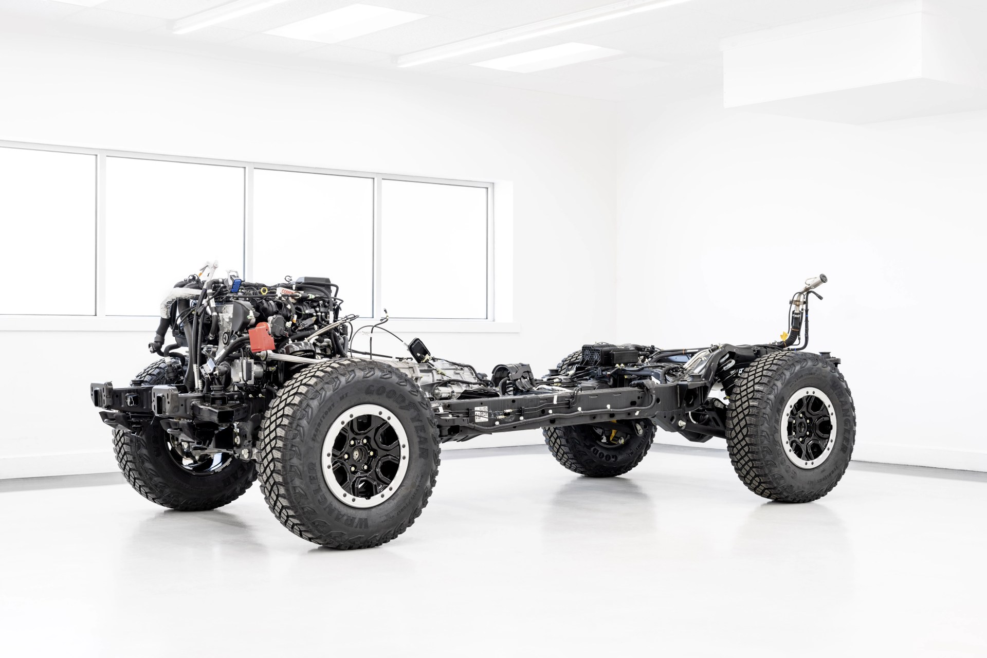 2021 bronco chassis and powertrain with 27 liter ecoboost v6 engine, 10 speed automatic transmission and sasquatch package suspension and tires