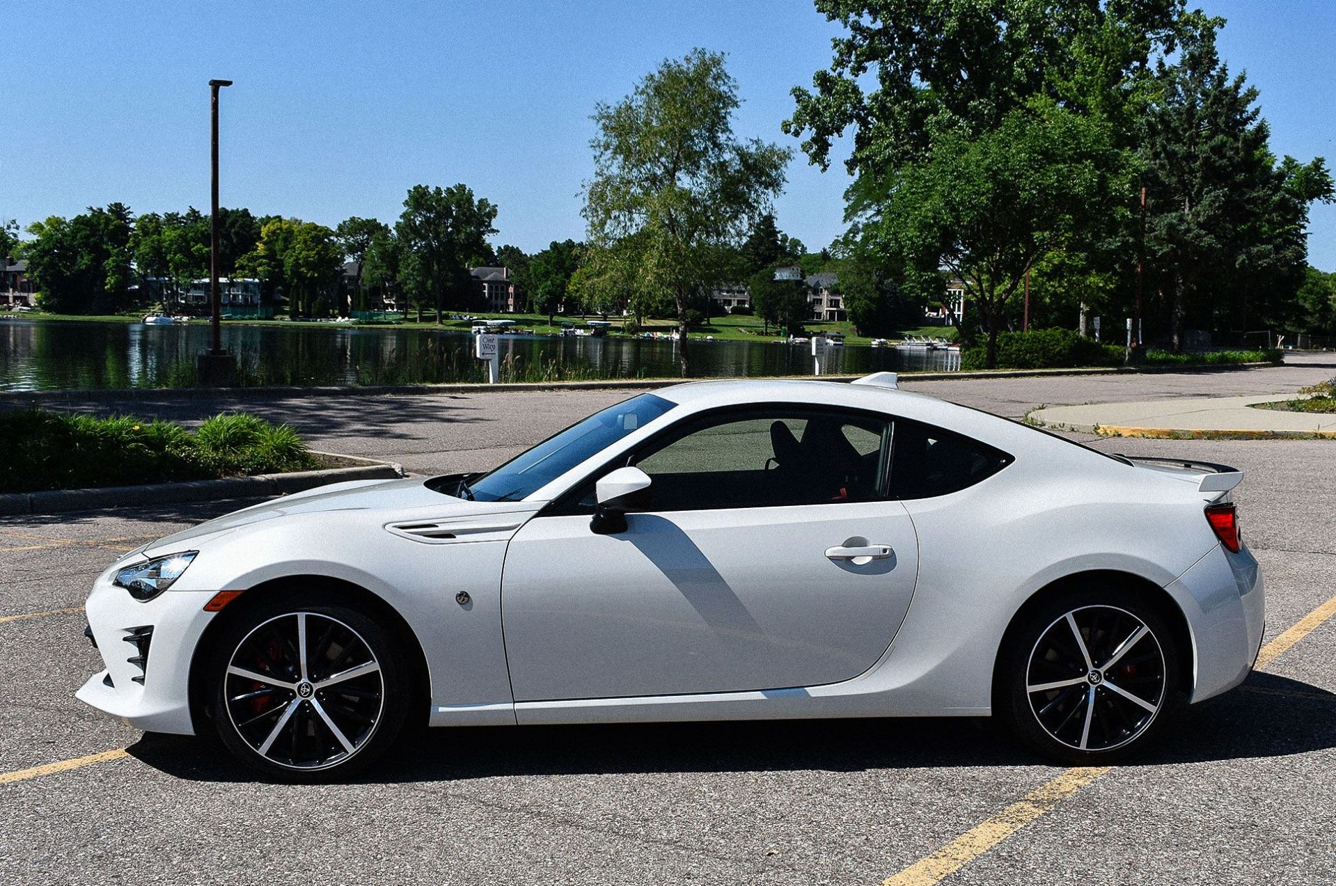 toyota 86 white sportscar
