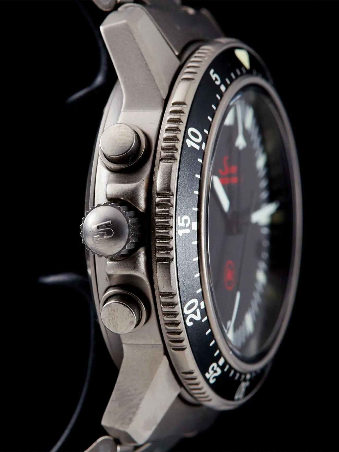This-Tool-Watch-Epitomizes-a-German-Brands-No-Nonsense-Ethos-Gear-Patrol-inline-4