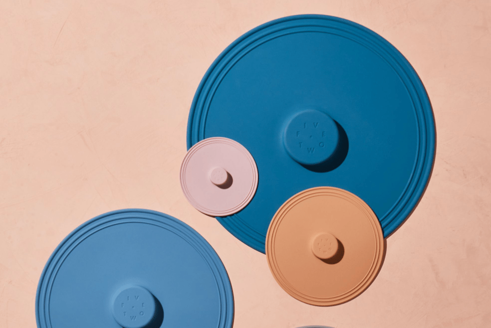 assorted sizes and colors of silicone lids
