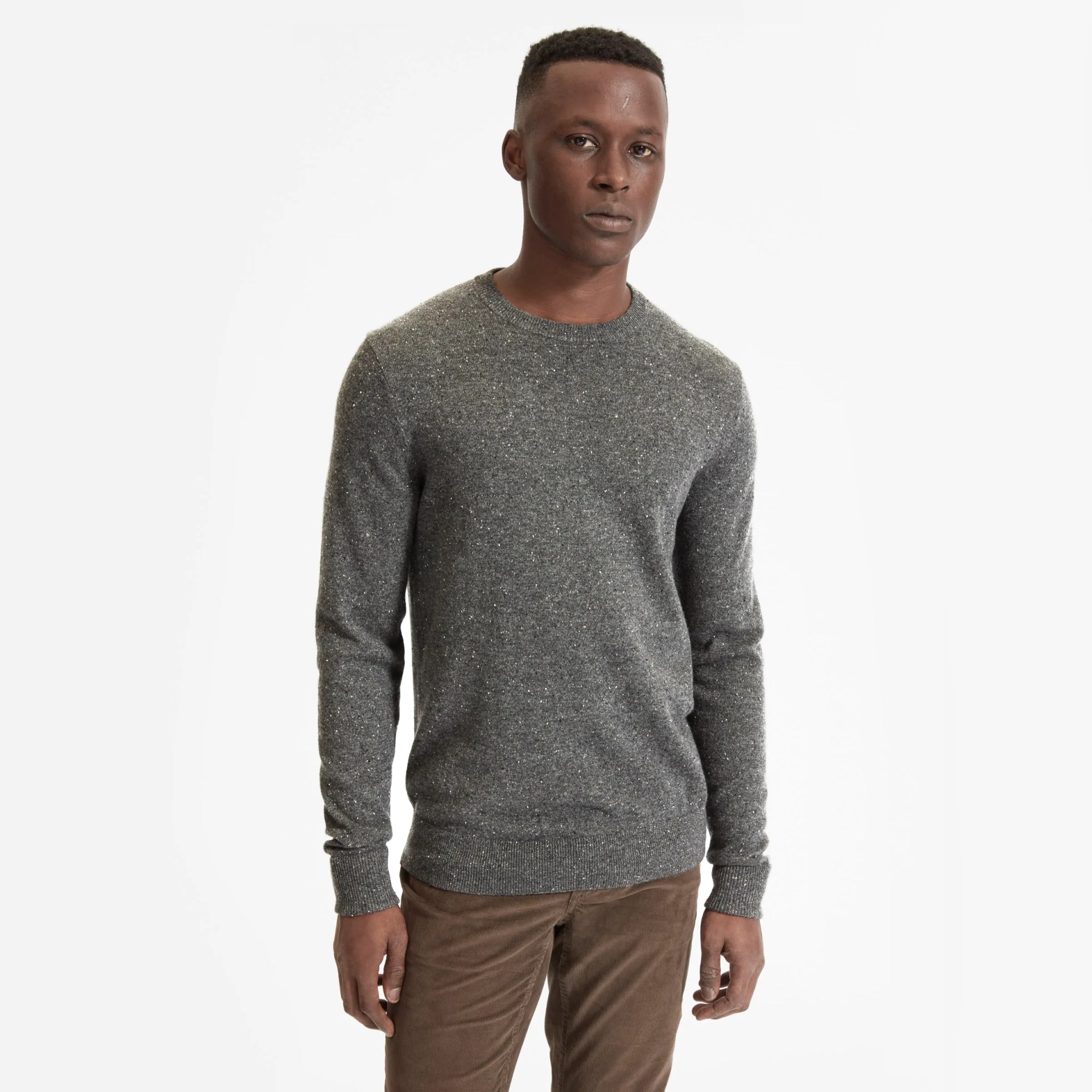A model wearing a gray cashmere sweater