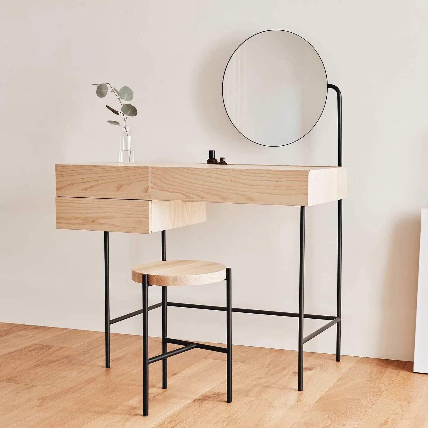 vanity and stool