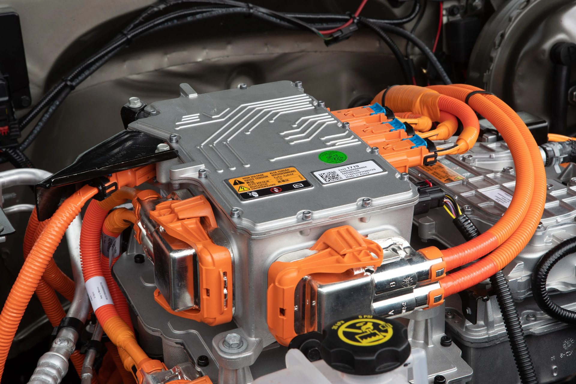 the 1977 k5 blazer e uses a bolt ev electric motor, delivering 200 horsepower and 266 lb ft of torque, paired with a chevrolet performance electronically controlled four speed automatic the rest of the blazer drivetrain remains untouched, including the transfer case, driveshaft and axles