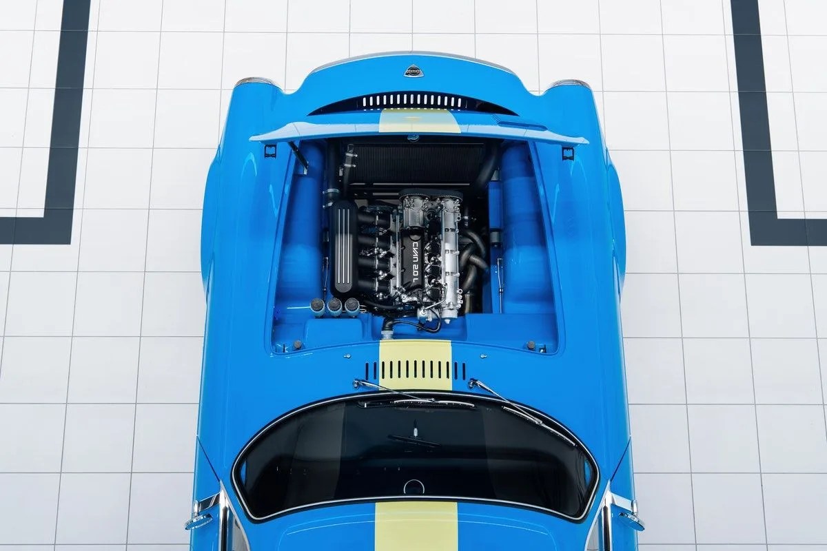volvo p1800 cyan