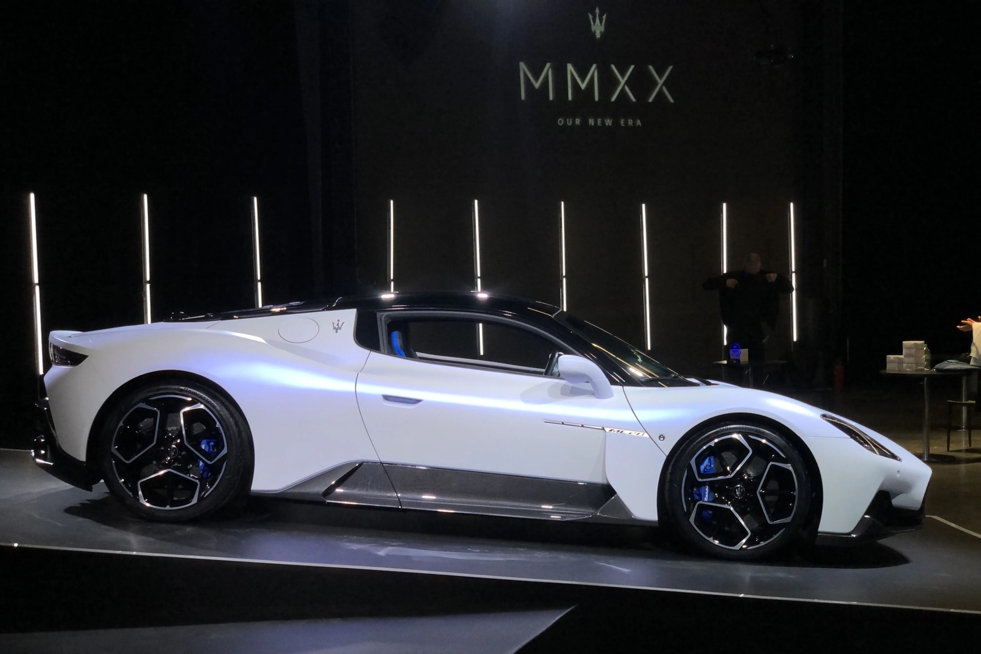maserati mc20 side view