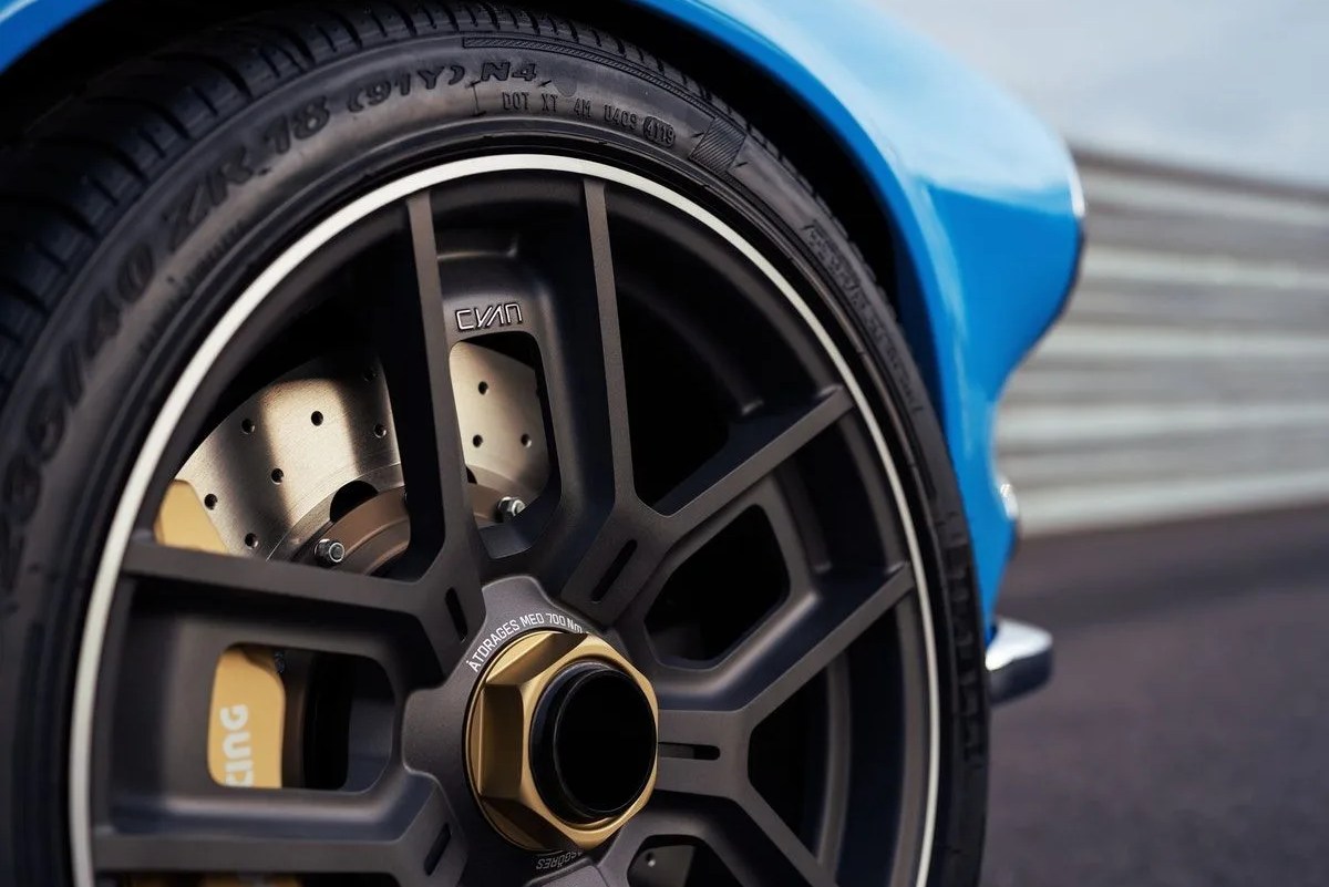 volvo p1800 cyan