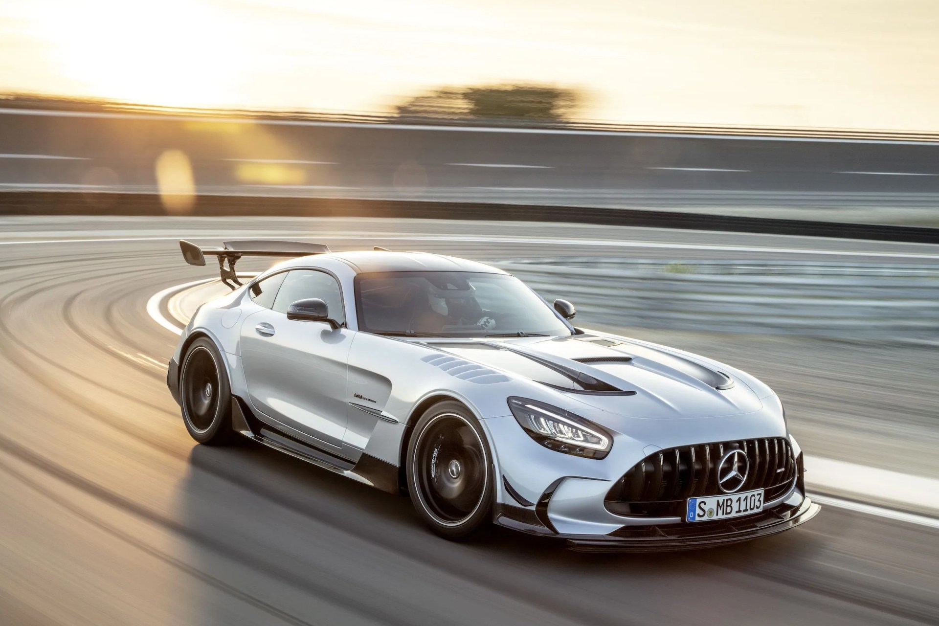 mercedes amg gt black series kraftstoffverbrauch kombiniert 12,8 l100 km, co2 emissionen kombiniert 292 gkm, 2020, exterieur, rennstrecke, dynamisch, front, seite,  hightechsilber  mercedes amg gt black series combined fuel consumption 12,8 l100 km, combined co2 emissions 292 gkm, 2020, exterieur, race track, dynamic, front, side, hightechsilver