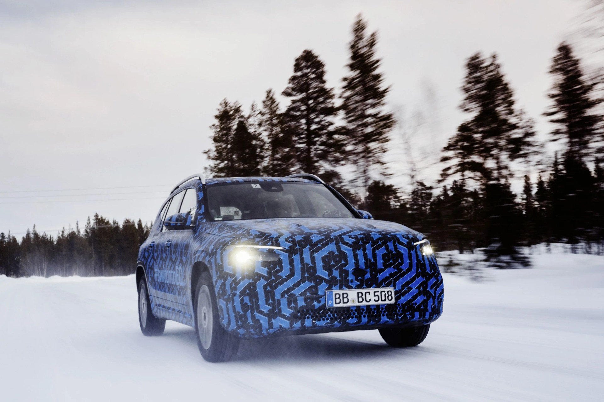 der eqb bei der wintererprobung die produktion startet ende 2021 im mercedes benz werk kecskemét in ungarn und im werk peking von beijing benz automotive co ltd bbac in china the eqb during winter testing production starts at the end of 2021 at the mercedes benz plant in kecskemét in hungary and at the beijing plant of beijing benz automotive co ltd bbac