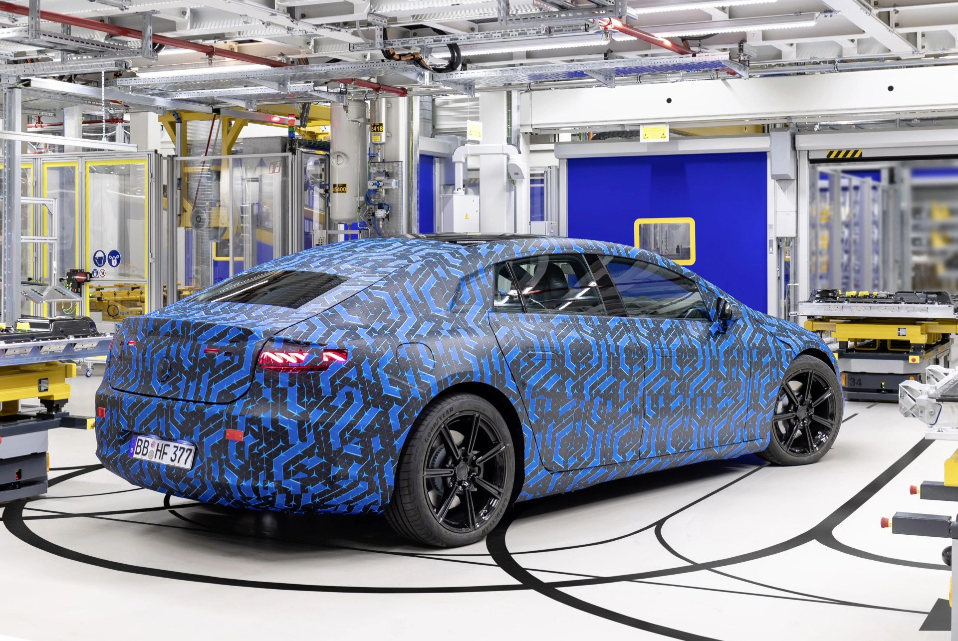 mercedes eq, eqs in der batteriefabrik untertürkheimhedelfingen im werksteil untertürkheimhedelfingen laufen aktuell die letzten vorbereitungen für die produktion der batteriesysteme für den mercedes benz eqs mercedes eq, eqs at the untertürkheimhedelfingen battery factory at the untertürkheimhedelfingen battery factory, final preparations for the production of battery systems for the mercedes benz eqs are currently underway