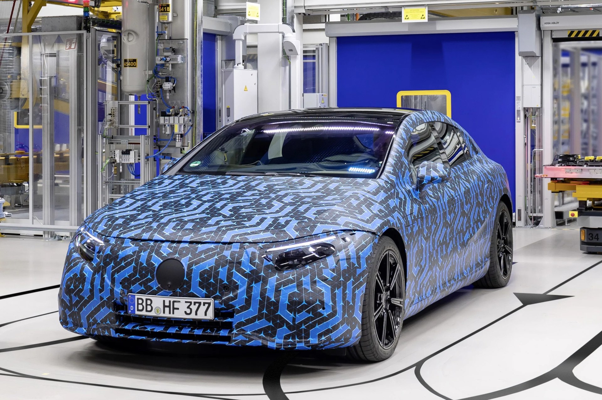 mercedes eq, eqs in der batteriefabrik untertürkheimhedelfingen im werksteil untertürkheimhedelfingen laufen aktuell die letzten vorbereitungen für die produktion der batteriesysteme für den mercedes benz eqs mercedes eq, eqs at the untertürkheimhedelfingen battery factory at the untertürkheimhedelfingen battery factory final preparations for the production of battery systems for the mercedes benz eqs are currently underway