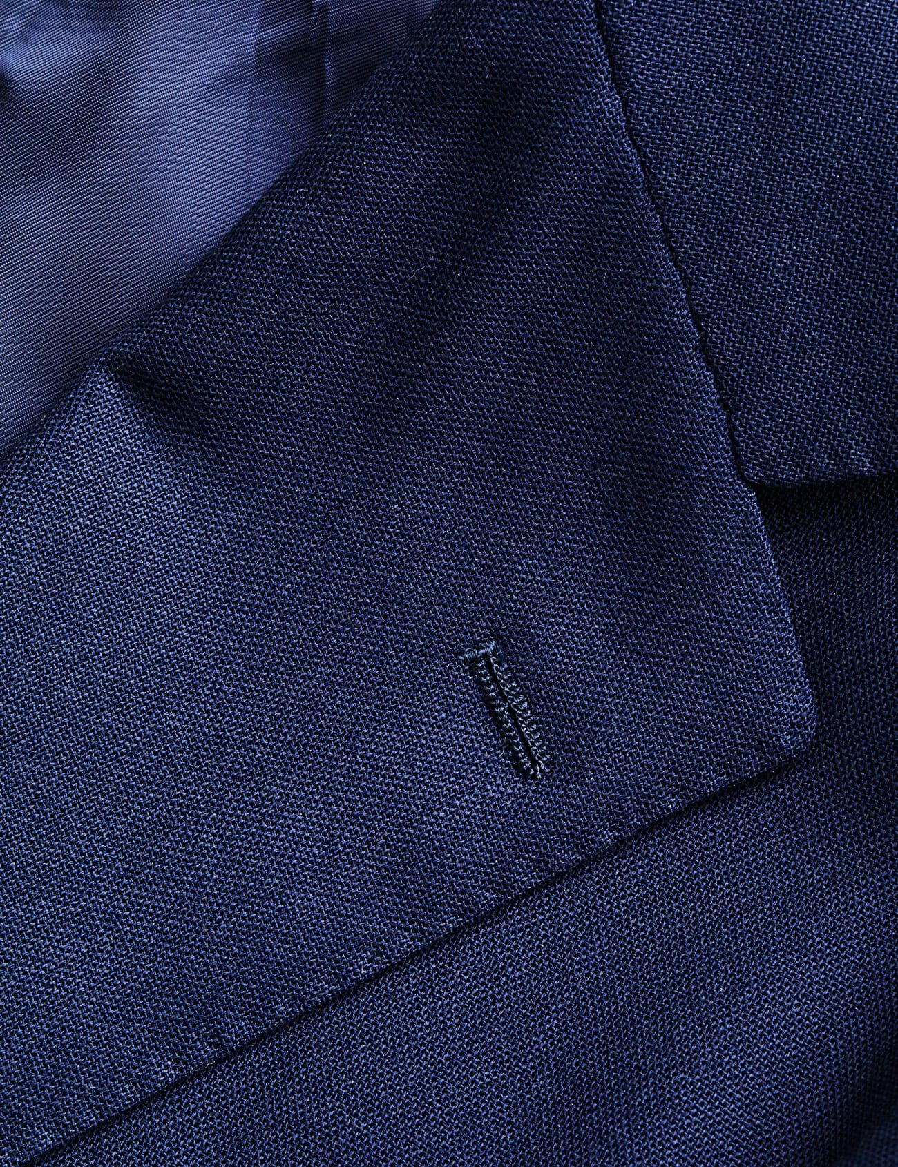 FD-Lapel-Buttonhole-Gear-Patrol-1