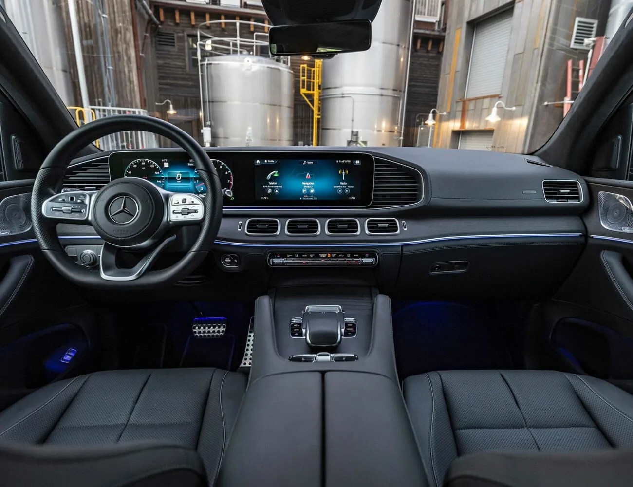 Mercedes-Benz-GLS580-gear-patrol-ambiance-1